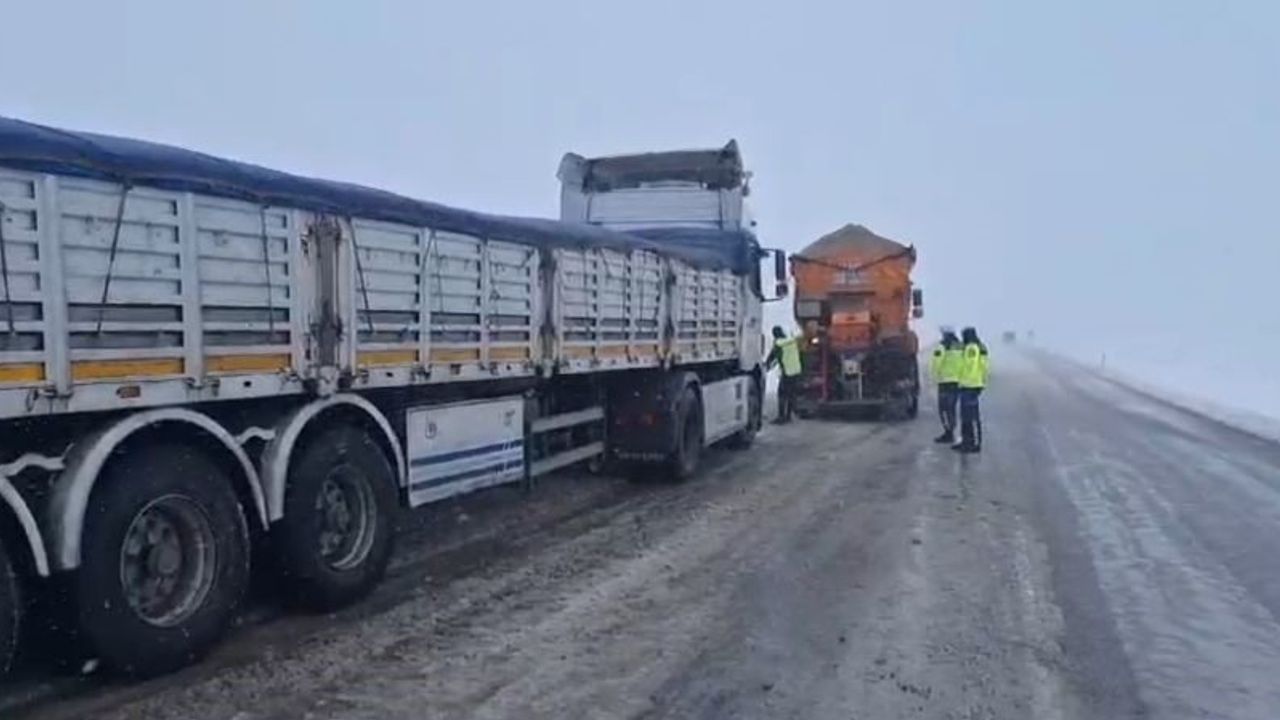 Boğazlıyan’da mahsur kalan tır kurtarıldı