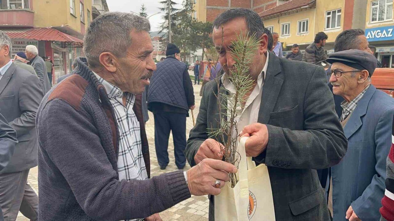 Cuma namazı için camiye giden vatandaşlara 4 bin ağaç fidanı dağıtıldı