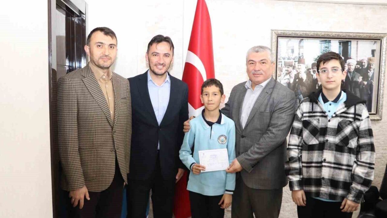 Harçlıklarını biriktirip Filistin’e bağışladılar