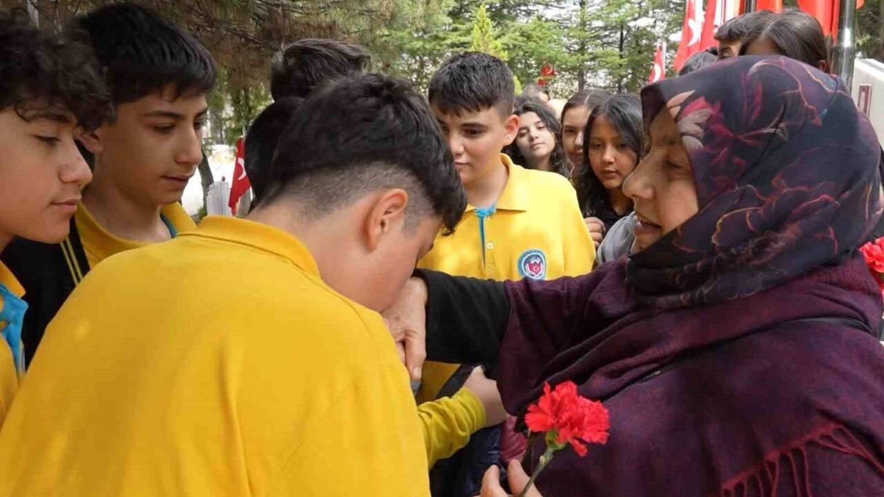 Oğlunun mezarı ziyaretçi akınına uğrayan şehit annesi: "Acım büyük ama gururluyum"