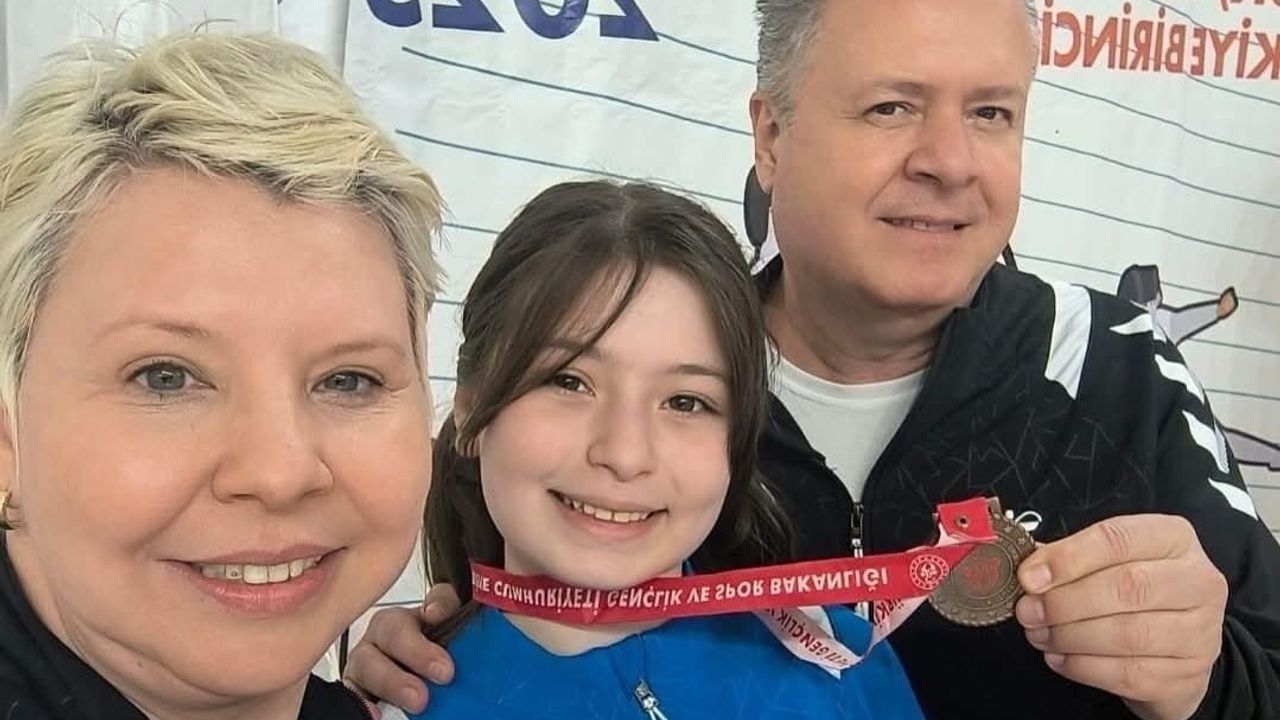 Öykü Gencer flöre branşında Türkiye üçüncüsü oldu