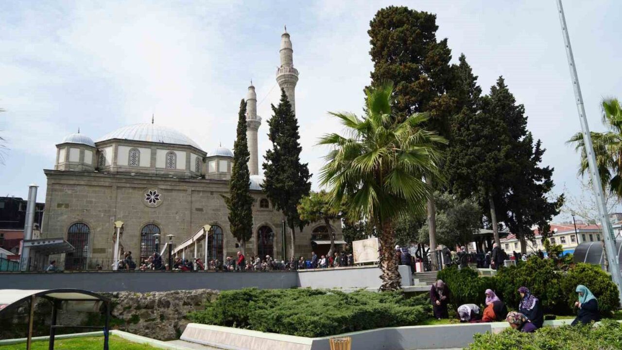 Ramazan’ın son cumasında camiler doldu taştı