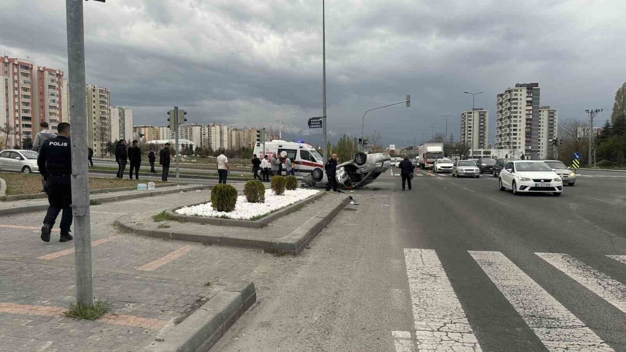 Belediye otobüsü ile otomobil çarpıştı: 9 yaralı