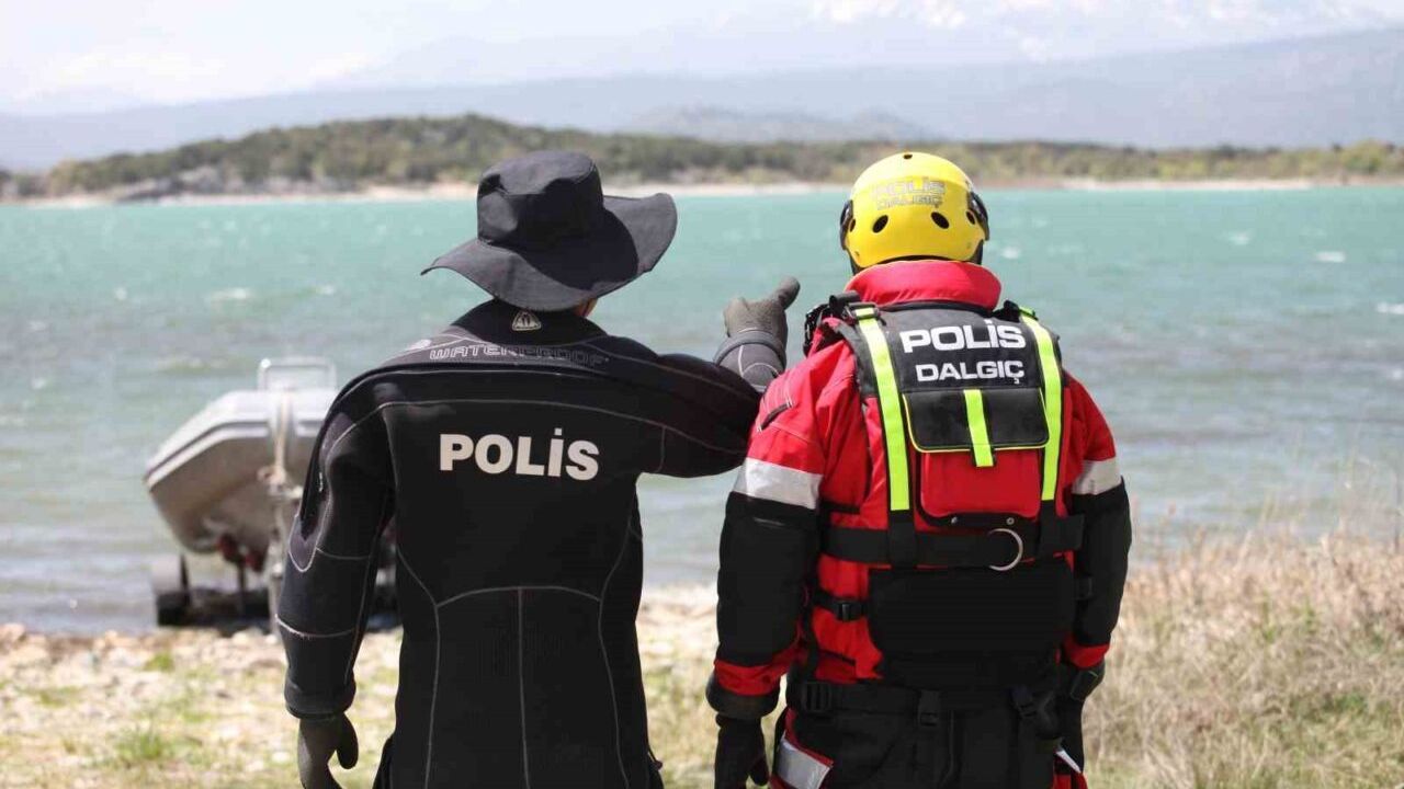 Kurbağa Adamlar, canlı birini kurtarma umuduyla gece gündüz çalışıyor