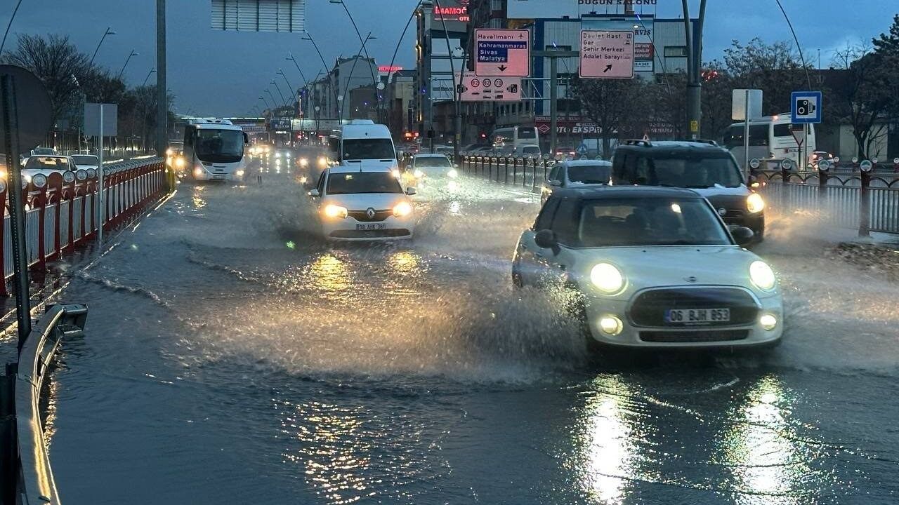 Sağanak yağış Kayseri’de hayatı olumsuz etkiledi