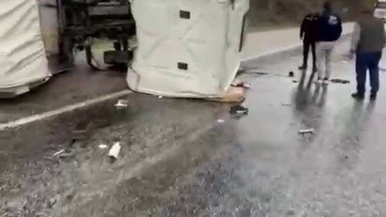 Sivas’ta kontrolden çıkan kamyon devrildi, sürücü yaralandı