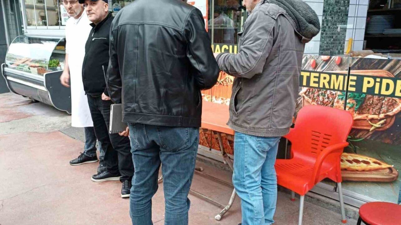 Telefondaki sahte polisten, yanındaki gerçek polis sayesinde kurtuldu