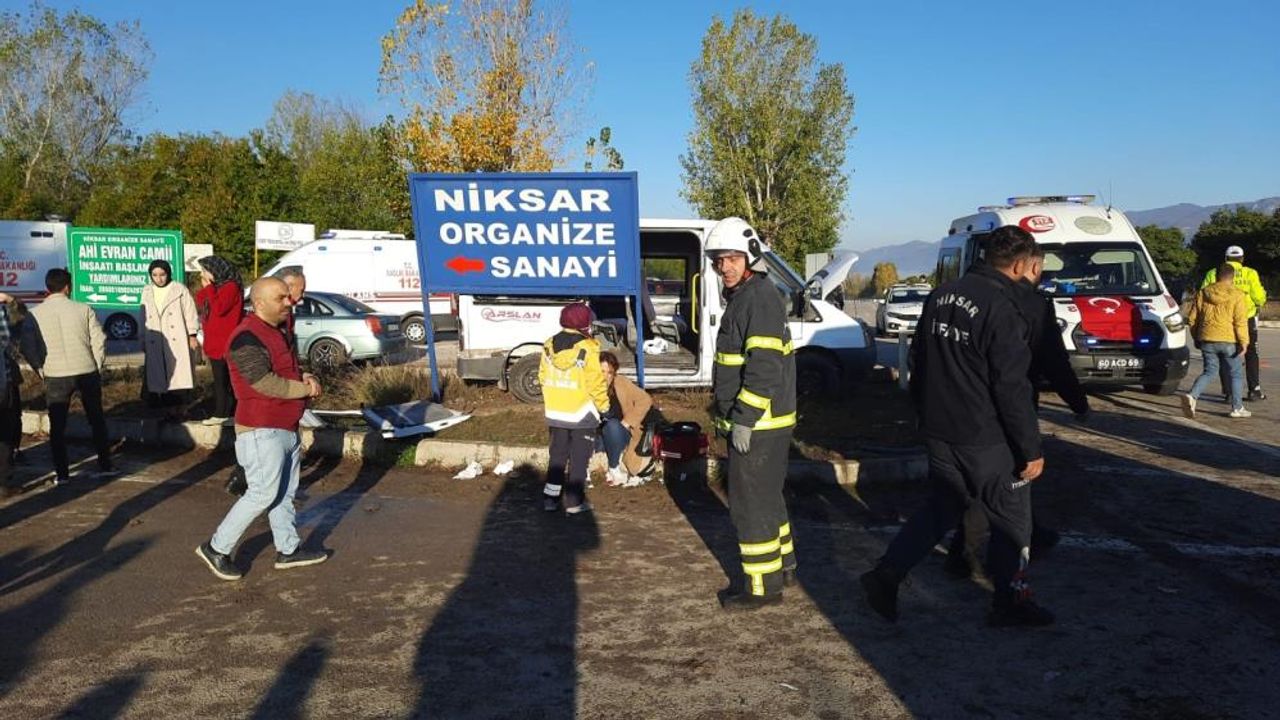 Tokat'ta iki işçi servisi çarpıştı: 10 yaralı