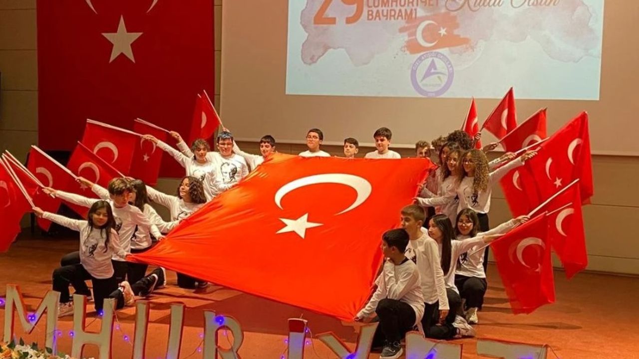 Özel Ayışığı Okulu Öğrencileri, Cumhuriyet Bayramı’nı Coşkuyla Kutladı