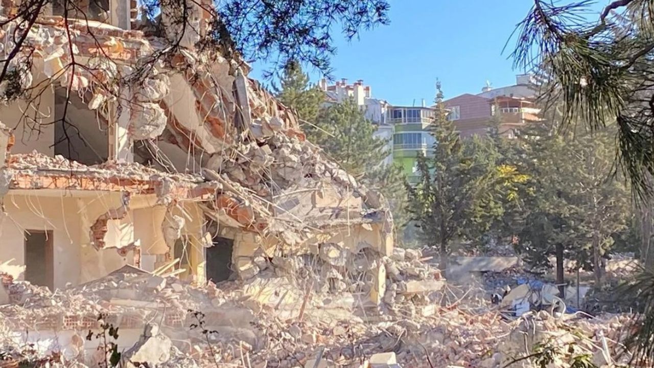 Tokat’ta Depreme Dayanıksız Okulda Yıkım Çalışmaları Sürüyor