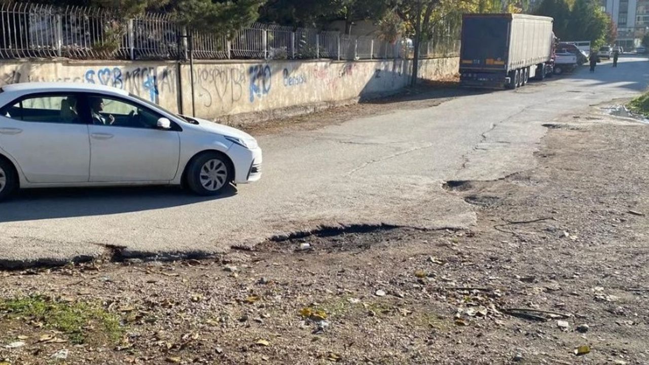 Tokat’ta çukurlu yol trafiği zorluyor