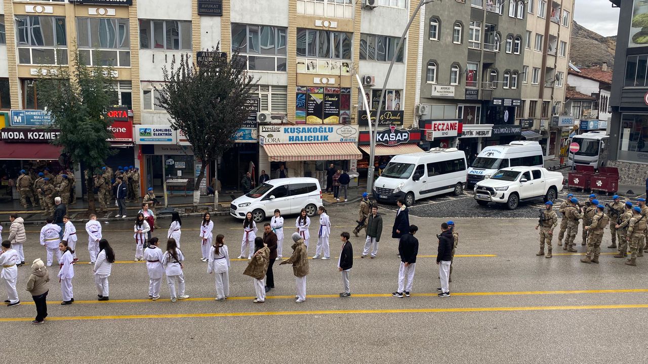 Cumhuriyetin 102. Yılında Askerden Örnek Davranış