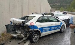Niksar ‘da polis aracına otomobil çarptı, 2’si polis 8 yaralı