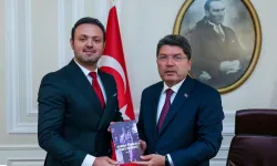 Hakan Erdem, “Kadına Yönelik Şiddet ve Medya” Kitabını Bakan Tunç’a Takdim Etti