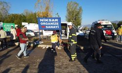 Niksar’da iki işçi servisi çarpıştı: 10 yaralı