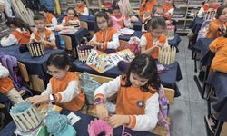 Tokat'ta Öğrenciler Gazze'deki Çocuklara Yardım İçin Atkı ve Bere Örüyor