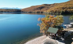 Zinav Gölü, Sonbaharın Renk Cümbüşüyle Ziyaretçilerini Büyülüyor