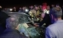 Tırın dorsesine çarpan otomobil hurda yığınına döndü