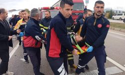 Tokat'ta yapı malzemesi yüklü kamyonete çarpan minibüs sürücüsü yaralandı