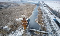 Yüzeyi buz tutan Kaz gölü kış manzarası ile mest etti