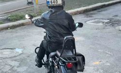 Düşen plakasını kaskına bantlayıp yoluna devam ettim