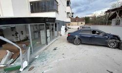 Tokat'ta otomobil markete girdi: 2 yaralı