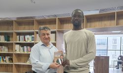 Yazar Turan Yalçın Fildişi Sahilli Öğrenciye Kitap Hediye Etti