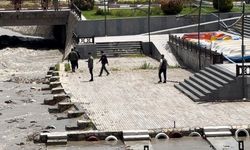 Başkan Yazıcıoğlu akıntıyla gelen ağaç parçalarını kendi elleriyle topladı
