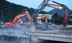 TAŞKIN RİSKİNE KARŞI ÇEDAŞ KÖPRÜSÜNDE YIKIM ÇALIŞMALARI SÜRÜYOR