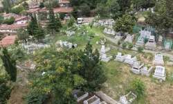 MEZARLIKLARDA YAZ BAKIMI VE TEMİZLİK ÇALIŞMALARI ARALIKSIZ SÜRÜYOR