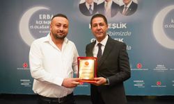 Merhum Rafet Çakır'ın Anısına Hazırlanan Plaket Oğlu Umut Can Çakır'a Sunuldu
