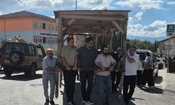 Öğretmenler kamelyayı, yıkılacak okulun bahçesinden yeni okulun bahçesine elleriyle taşıdı