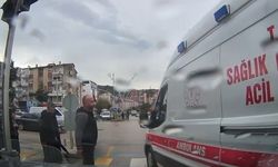 Ambulansa yol açmak için araçlarından inip sürücüyü uyardı
