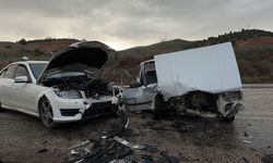 Tokat'ta iki aracın kafa kafaya çarpıştığı kazada 5 kişi yaralandı