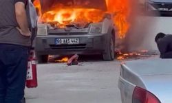 Hastane otoparkında otomobil alev topuna döndü