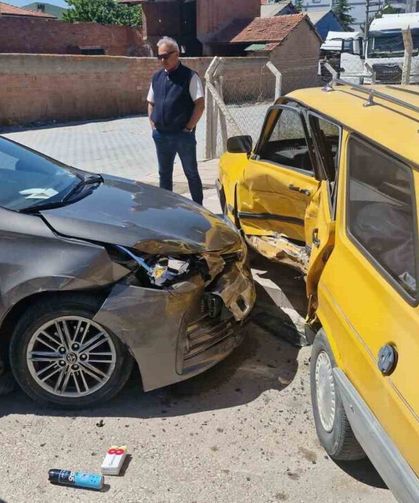 Çorum’da iki otomobil çarpıştı: 3 yaralı