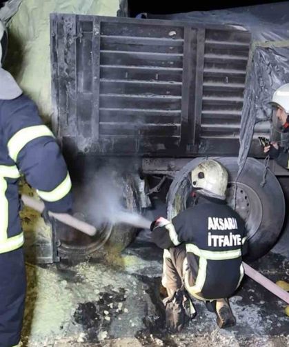 Lastiği patlayan kükürt yüklü tırda yangın paniği