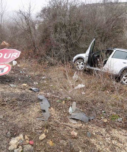 Virajı alamayan otomobil ağaçlara çarparak durabildi: 3 yaralı