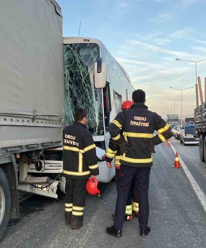 Yolcu otobüsü ile tır çarpıştı: 4 yaralı