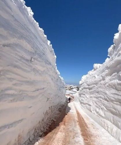 Tokat'ta kar duvarları yolu tünele çevirdi