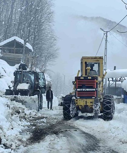 Erbaa'da kapanan köy yolu ekiplerin çalışmasıyla açıldı