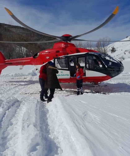 Kar engeli ambulans helikopterle aşıldı