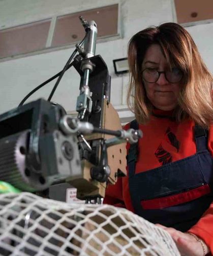 Karadeniz somonunun koruyucu ağlarına kadın eli