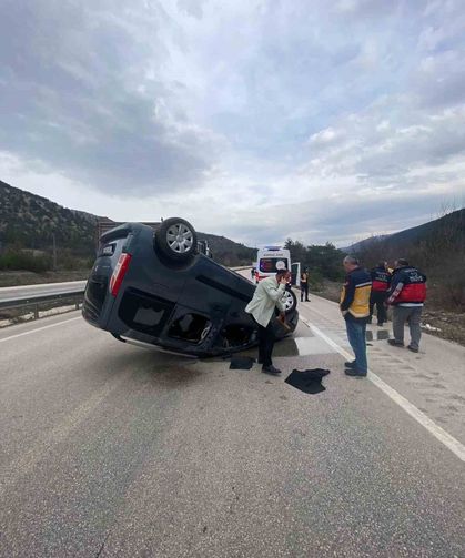 Ters dönen araçtan sağ kurtuldu