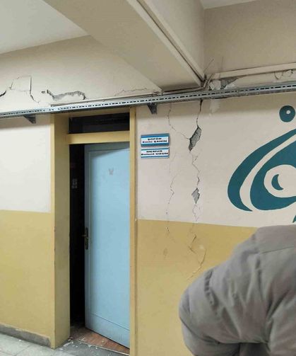 Tokat'ta 5,5 büyüklüğündeki deprem okul duvarlarını çatlattı