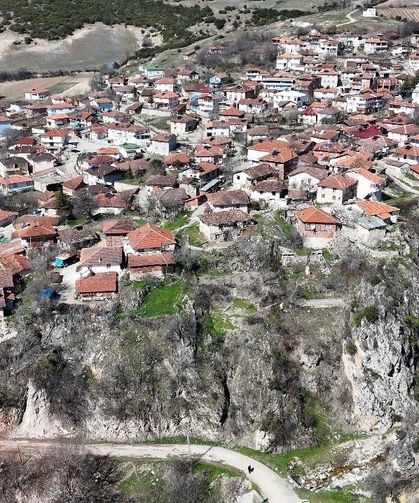 Tokat'ta 5,6 büyüklüğündeki depremin merkezi Pınarbeyli havadan görüntülendi