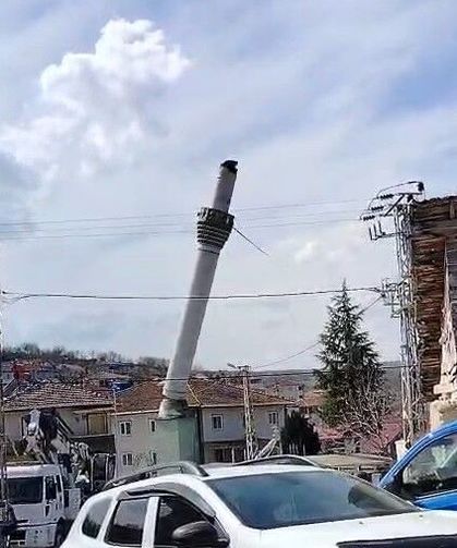 Tokat'ta depremde hasar alan cami minaresi kontrollü şekilde yıkıldı