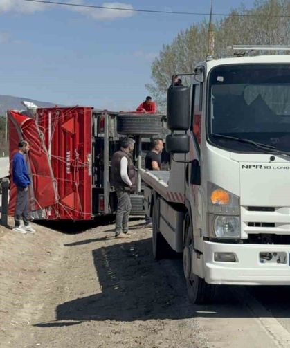 Tokat'ta gübre yüklü traktör devrildi