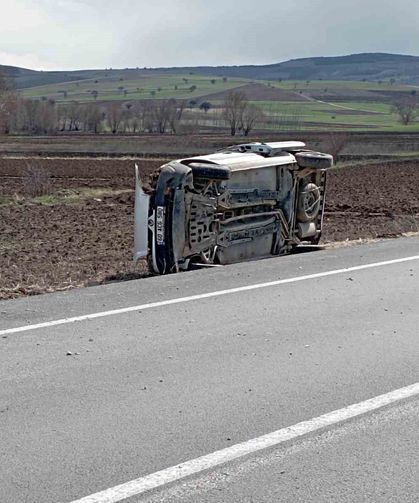 Tokat'ta kaza yapan otomobil devrildi: 3 yaralı