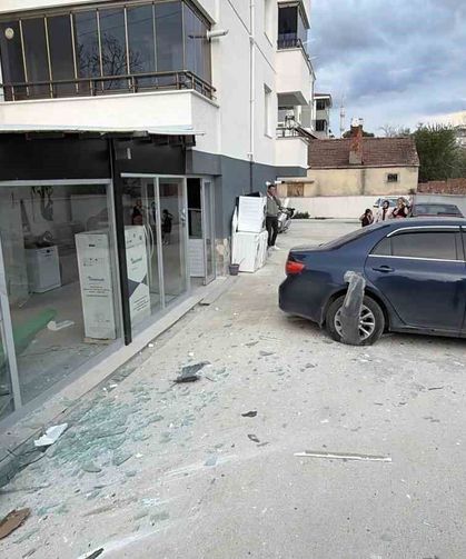 Tokat'ta otomobil markete girdi: 2 yaralı